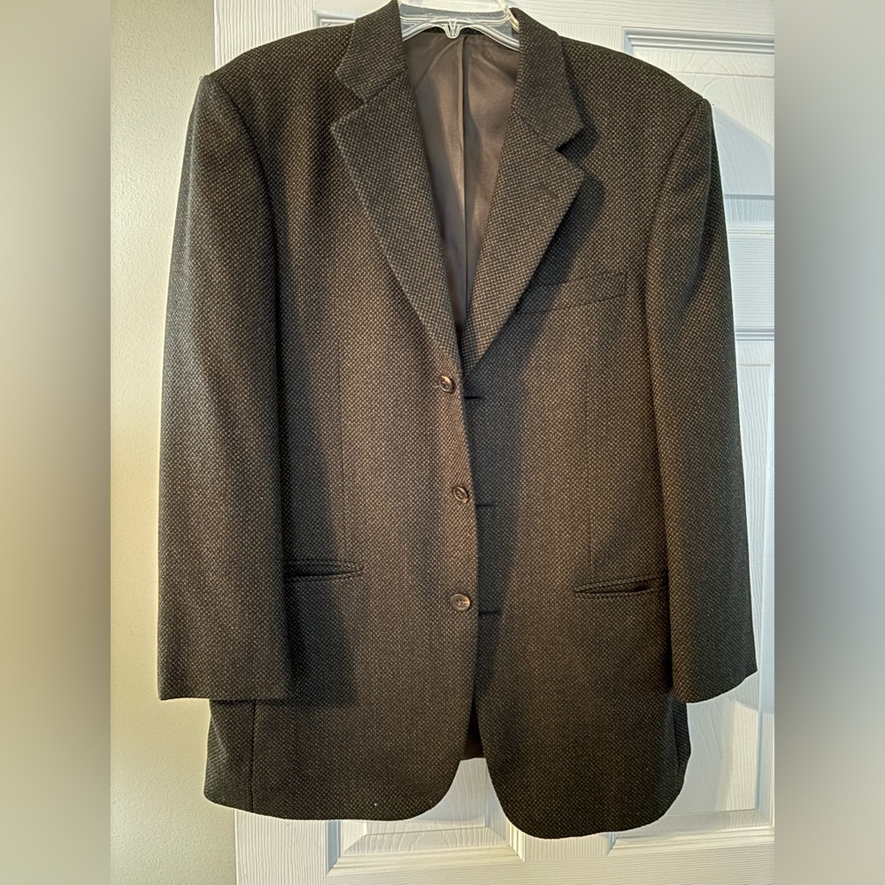 Like new condition. Black/brown tweed sport jacket. Size 40 regular.